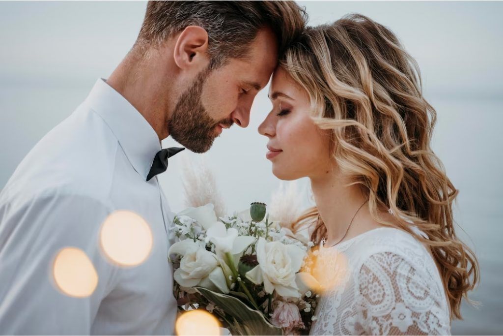 Pareja feliz, celebrando su matrimonio