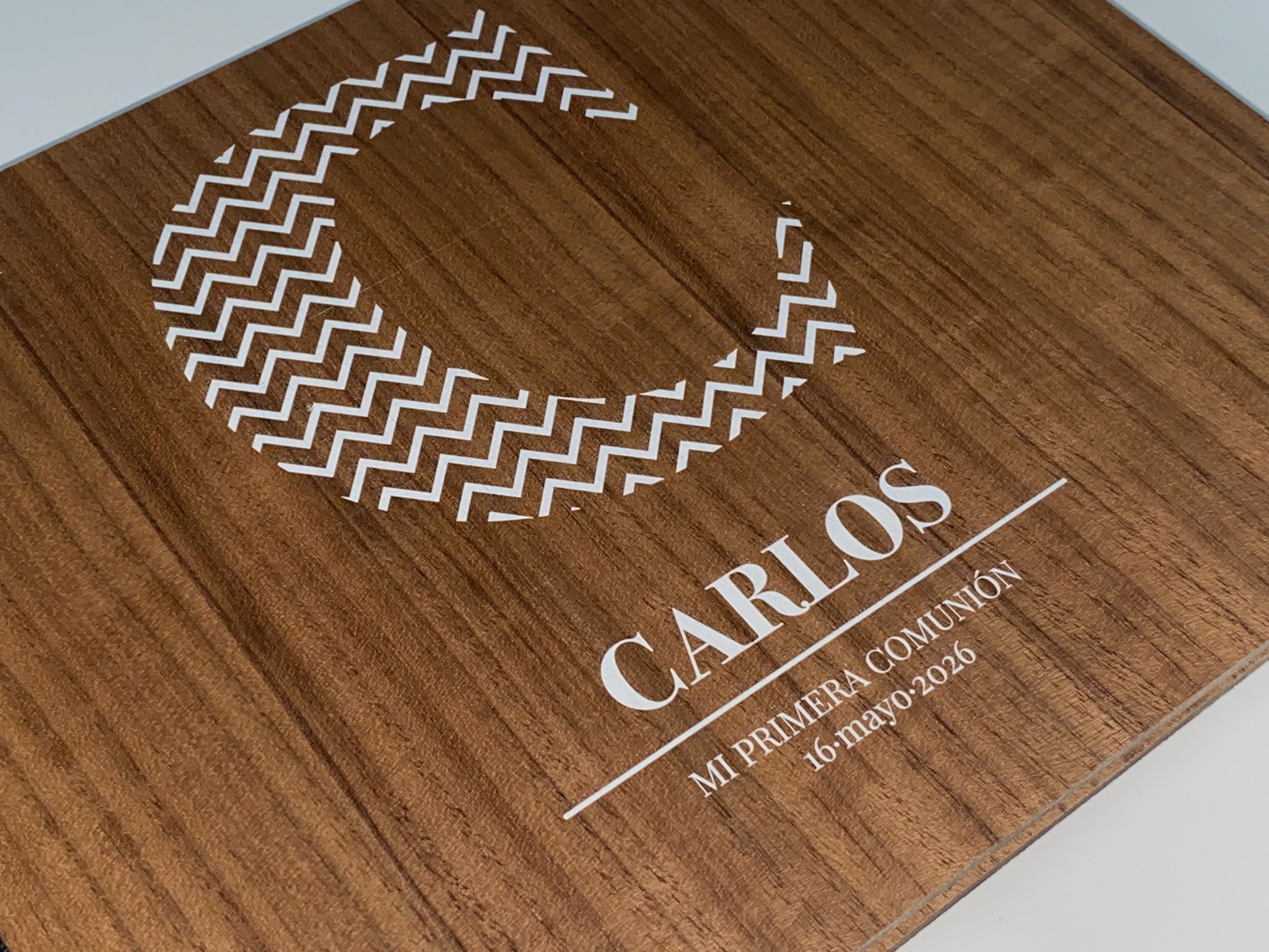 DEtalle Libro de firmas Comunion de madera Captura cada momento especial con nuestro Libro de Firmas de Comunión personalizado de madera. Alta calidad, 30x20 cm, 30 hojas blancas.