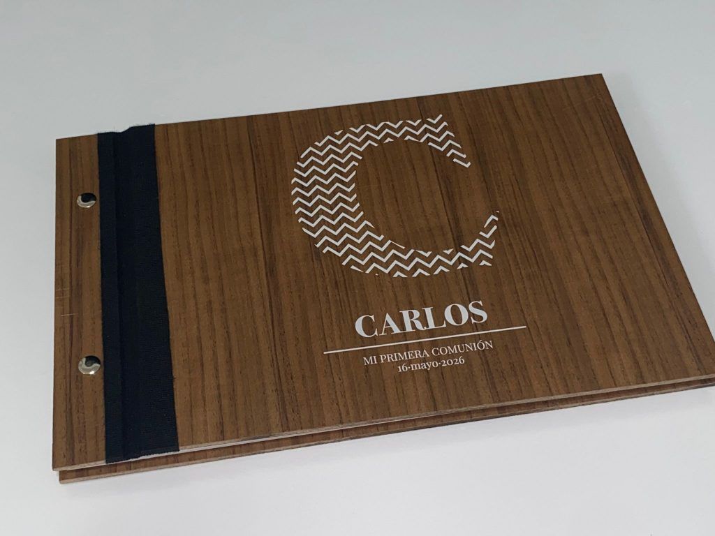 Captura cada momento especial con nuestro Libro de Firmas de Comunión personalizado de madera. Alta calidad, 30x20 cm, 30 hojas blancas.