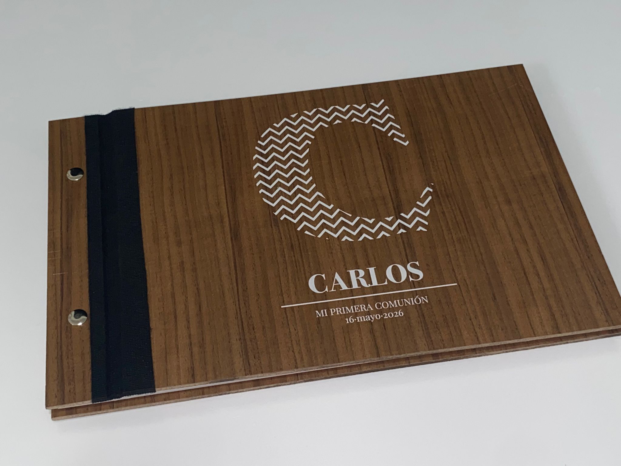 Libro de firmas Comunion de madera Captura cada momento especial con nuestro Libro de Firmas de Comunión personalizado de madera. Alta calidad, 30x20 cm, 30 hojas blancas.