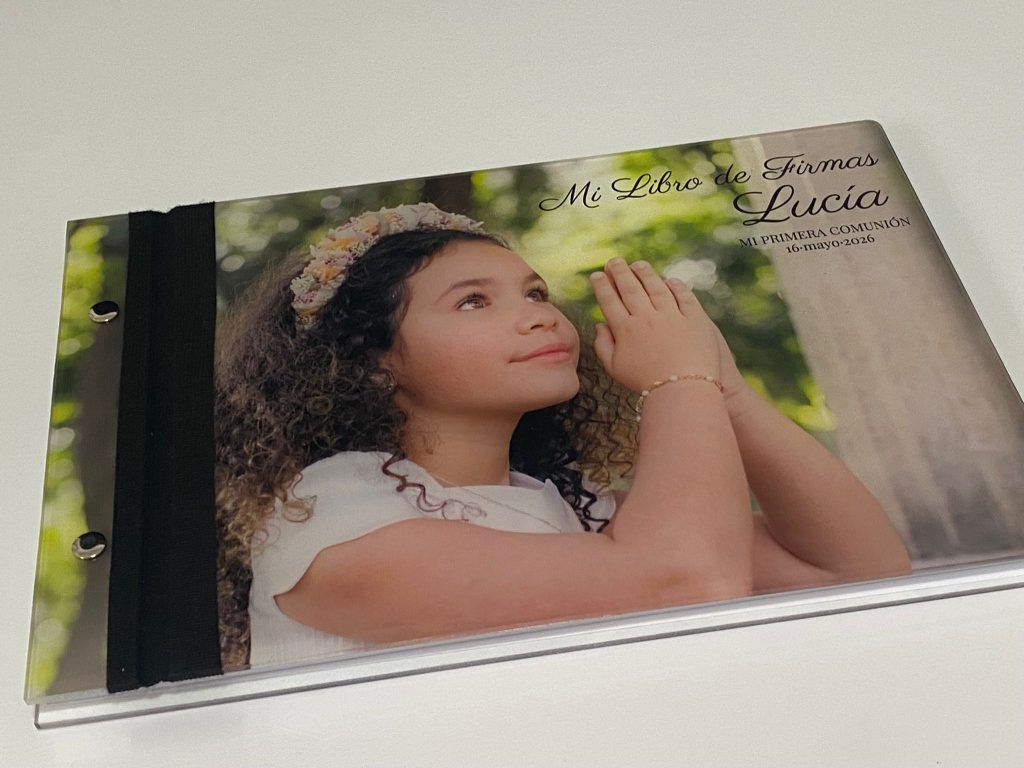 Captura cada momento especial con nuestro Libro de Firmas de Comunión personalizado de metacrilato. Alta calidad, 30x20 cm, 30 hojas blancas.