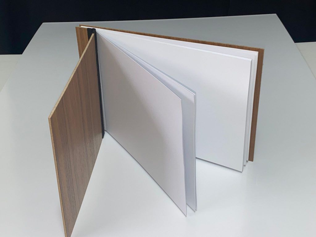 Captura cada momento especial con nuestro Libro de Firmas de Comunión personalizado de madera. Alta calidad, 30x20 cm, 30 hojas blancas.